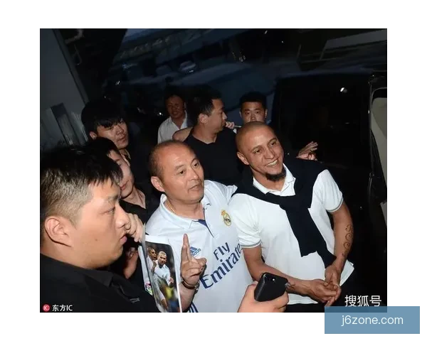 比赛结束近两小时后 谢什科依然耐心为等候球迷签名合影尽显亲和力